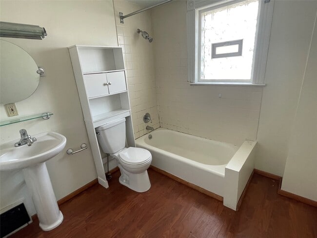 Building Photo - 912 W 2nd St