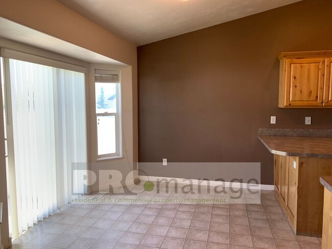 Building Photo - 3 Bed / 2 Bath Townhome w/ 2 Car Garage  -...