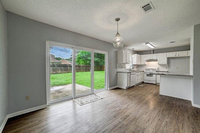 Building Photo - 2615 Lively Ln