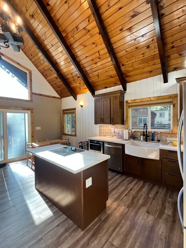 Foto del edificio - Donner Lake Ski Lease 26/27  — Fully Remodeled Home