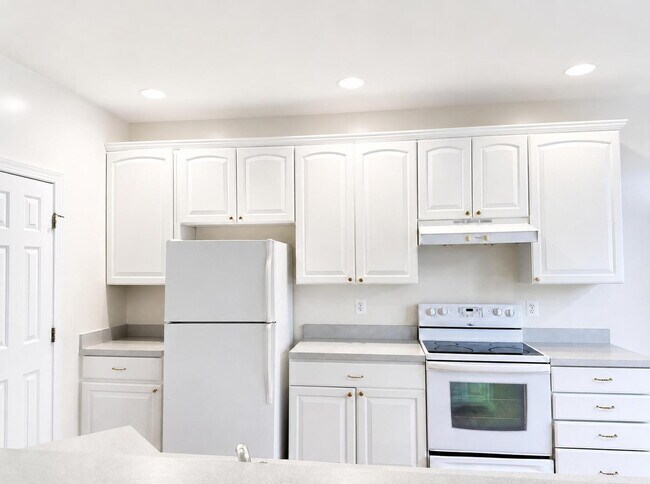 Building Photo - Elegant 3-Level Brick Front Townhome with 3 Bedrooms, 2.5 Baths & 1-Car Garage in South Riding
