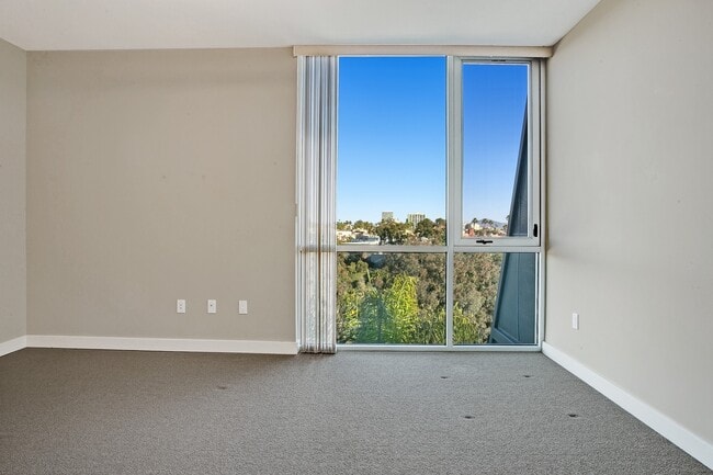 Building Photo - Hillcrest Top Floor Corner Unit 2 Bed 2.5 Bath