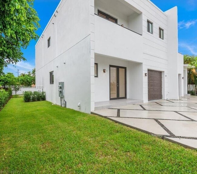 Building Photo - 824 SW 74th Ct