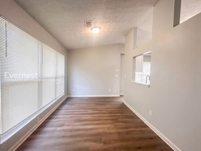 Foto del edificio - 2132 Briar Glen Ln SW