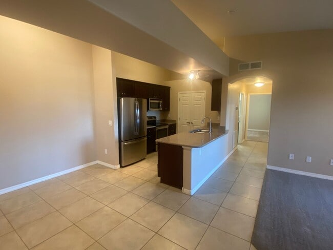 Building Photo - Spacious and Updated 3 Bed/2 Bath Condo w/Garage - Mesa