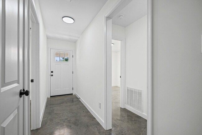 Building Photo - 1061 N Avalon St