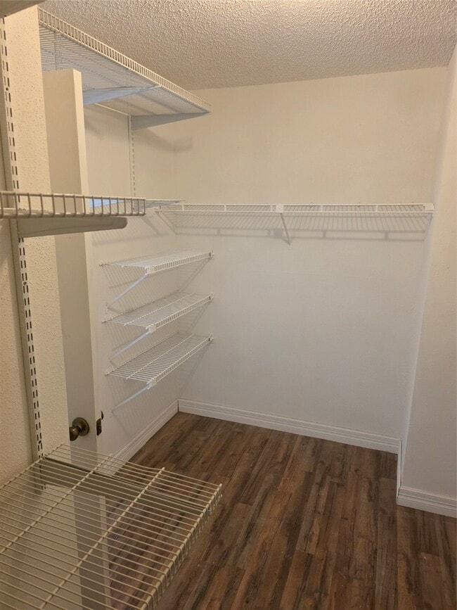 Building Photo - 3214 S Briar Knoll Dr