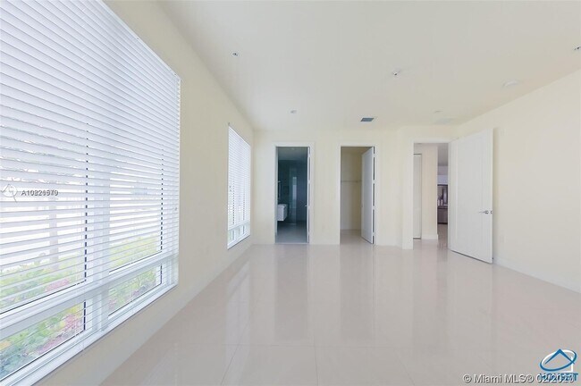 Building Photo - 10260 NW 63rd Terrace