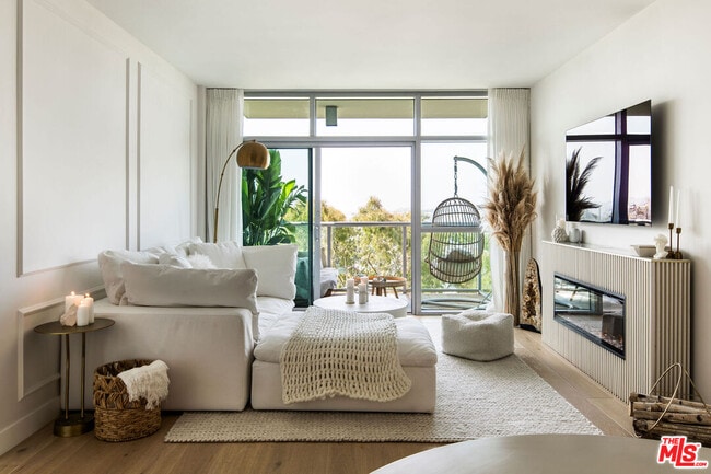 Building Photo - 13700 Marina Pointe Dr