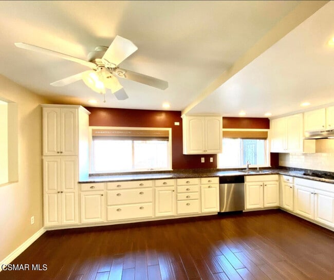 Building Photo - 1687 Kane Ave