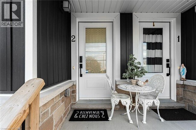 Photo du bâtiment - 8196 McLeod Rd