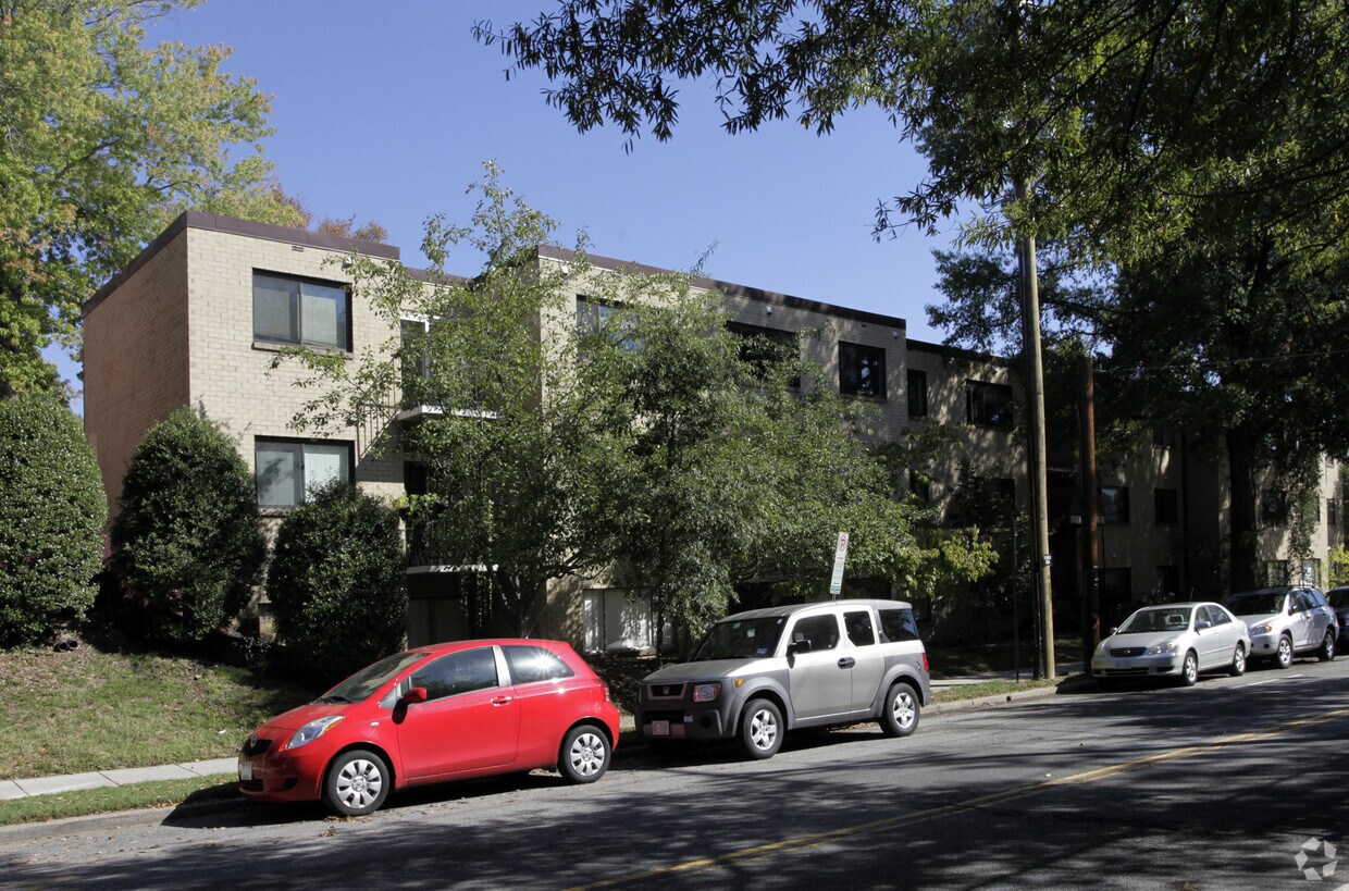 Foto del edificio - 4555 MacArthur Blvd NW