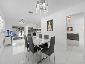 Building Photo - 6951 Miami Lakeway S