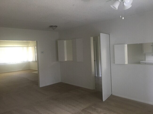 dining room - 1311 N Central Ave