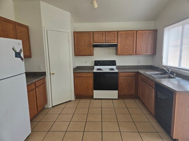 Building Photo - Coming Soon! A cozy 3 bed, 2 bath, located in El Mirage (Available 05/15/26)