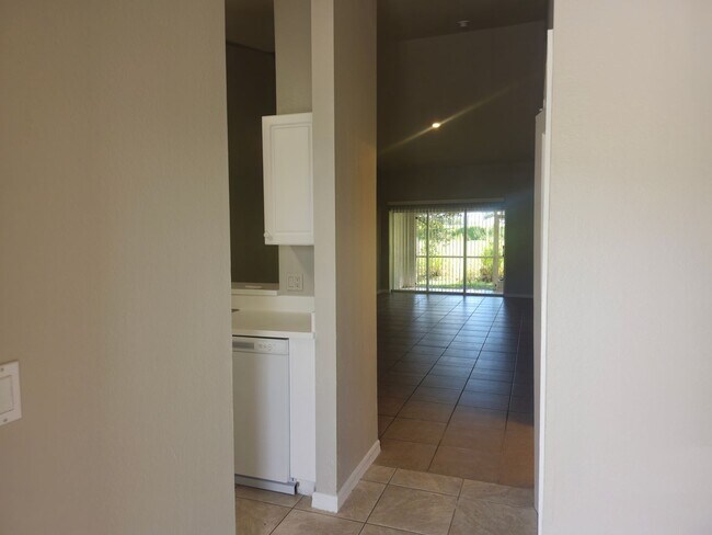 Building Photo - 2 bed 2 bath