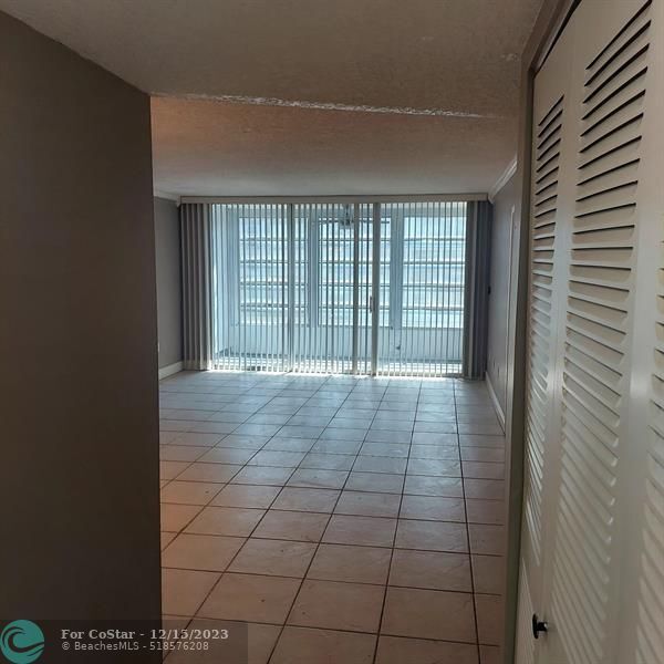 Foto del edificio - 8350 Sands Point Blvd
