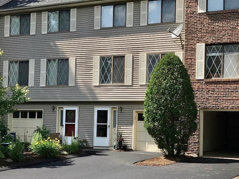 Primary Photo - 3 Burberry Ct