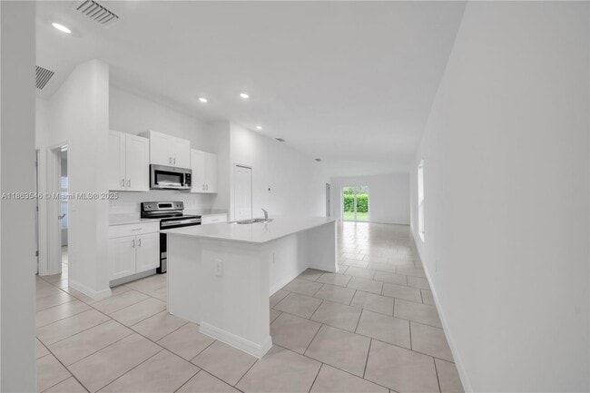 Foto del edificio - 12089 Monterey Pine Ln