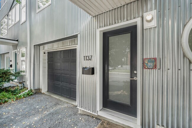 Building Photo - 1137 Gladstone Ave