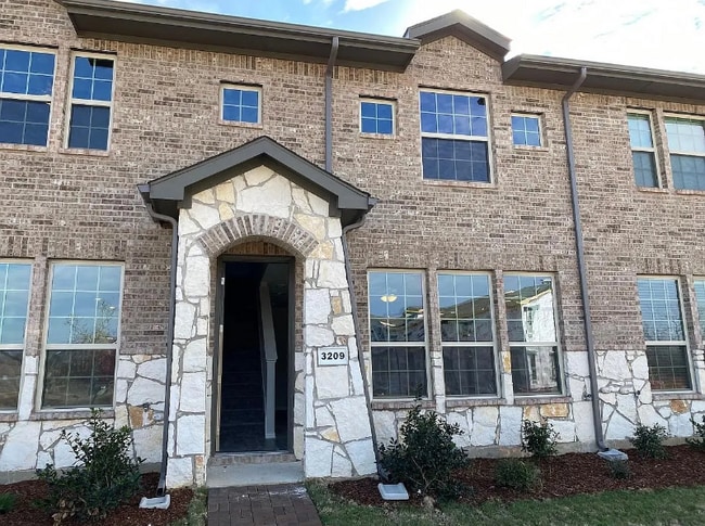 Building Photo - 3209 Solana Cir