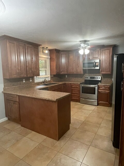 Building Photo - 1827 W Cape Rock Dr