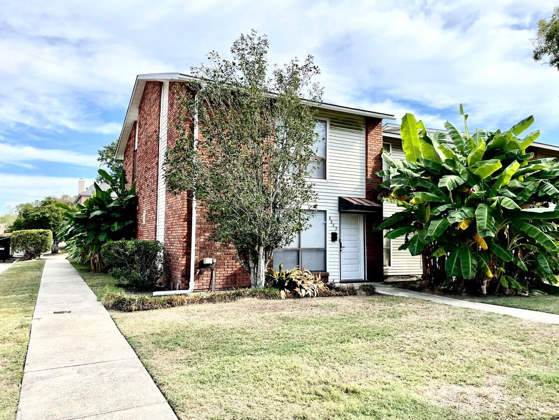 Foto principal - 3 BR 2.5 BA Luxury Townhouse