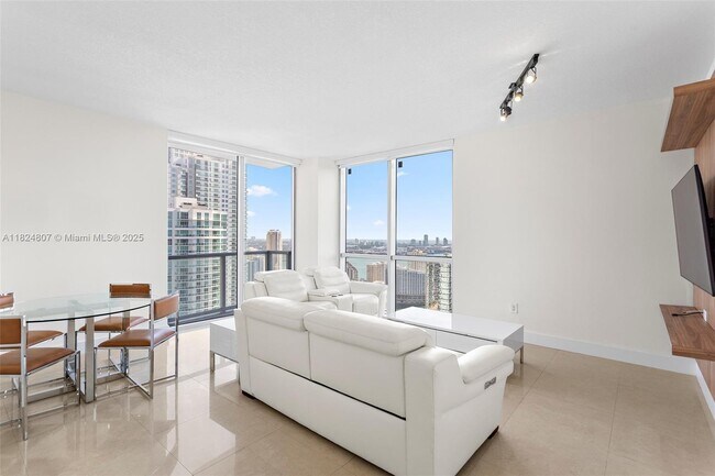 Building Photo - 1060 Brickell Ave