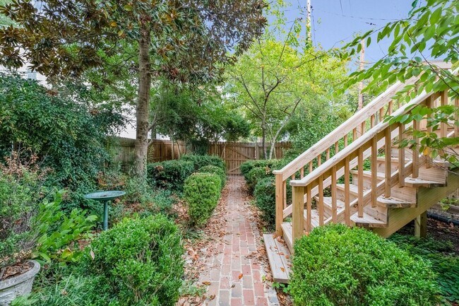 Foto del edificio - Utilities Included! Downstairs 2 Bed 2 Bat...