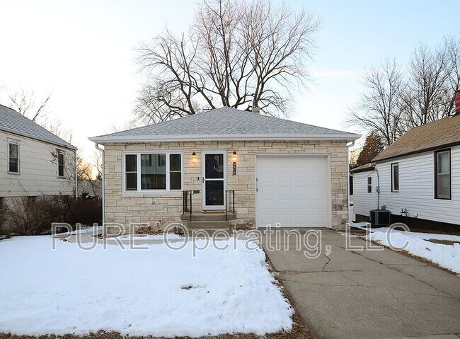 Building Photo - 5819 Erskine St