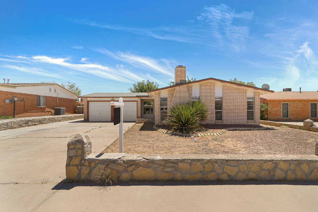 Foto principal - 2608 Dan Sikes Dr