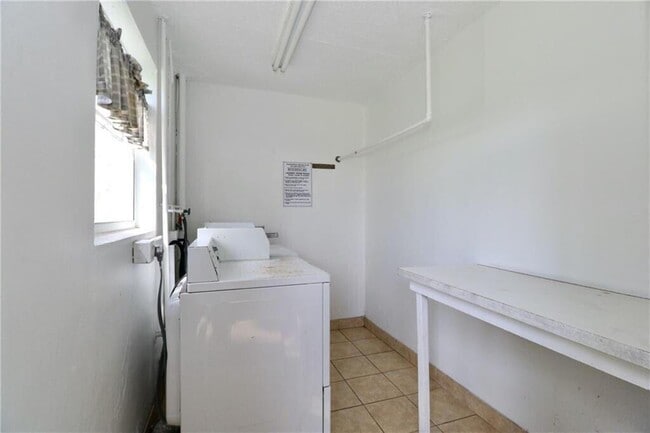 Foto del edificio - 9915 Sandalfoot Blvd
