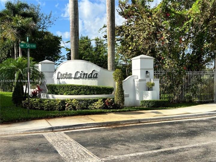 Foto principal - 5440 NW 107th Ave