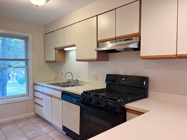 Building Photo - Lakeview 2 bedroom, 1 1/2 bathroom