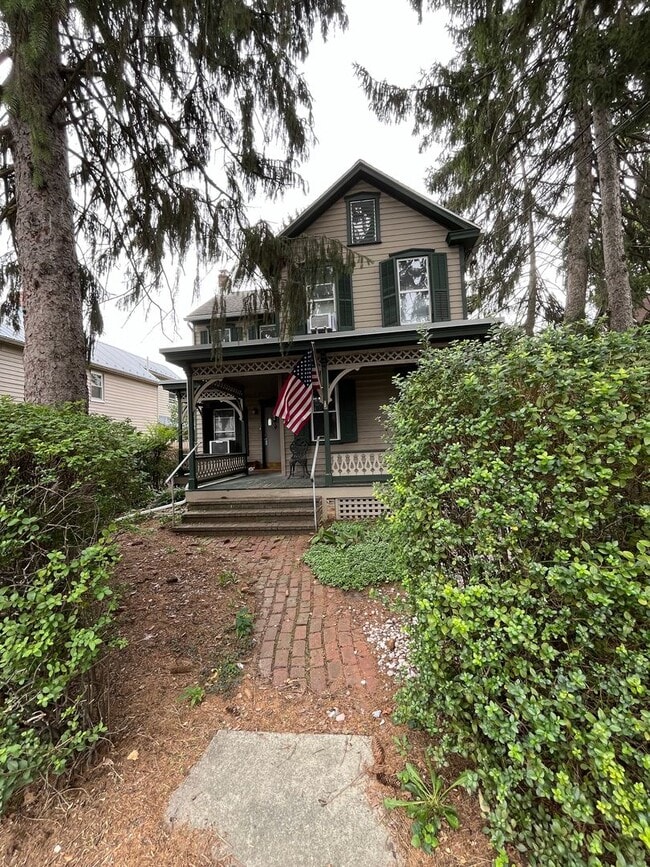 Building Photo - Spacious 4-5 Bedroom, 1.5 Bathroom 2-Story...