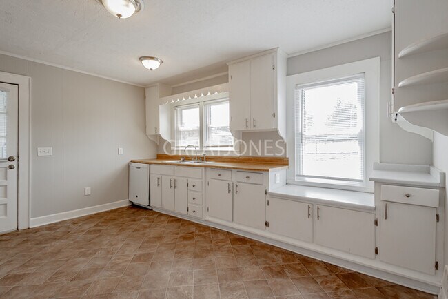 Building Photo - Spacious 4 bedroom home in Seneca!