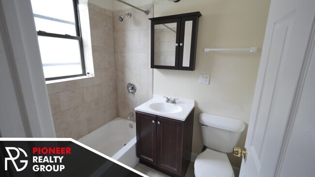 Building Photo - Large Renovated 1 bed in Courtyard building
