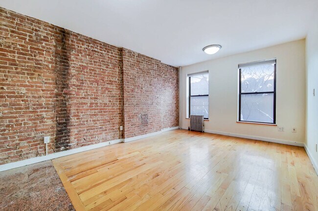 Building Photo - 435 W 54th St