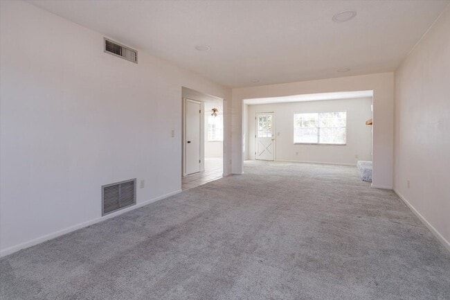 Foto del edificio - Updated 4-Bedroom Longwood Rental with Pool & Lawn Care Included – Move-In Ready