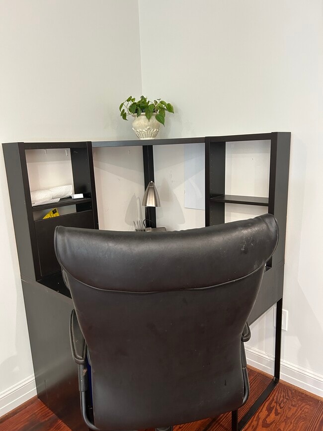 Work Station - 10217 Cedar Pond Dr