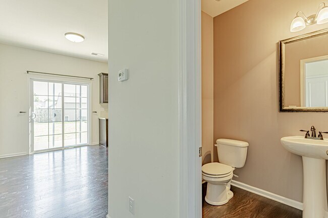 Building Photo - 4 Bedroom 2.5 Bathroom Home in Convenient ...
