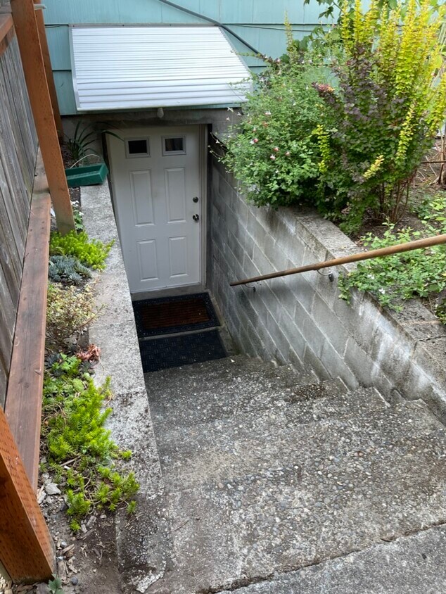 Apartment Entrance at Back of House - 4402 SW Hill St
