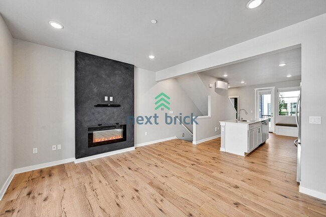 Foto del edificio - 2 BED & 2.5 BATH TOWNHOUSE FOR RENT