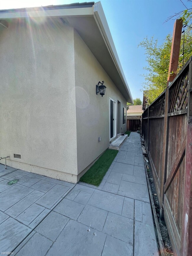 Building Photo - 2 br, 2 bath Duplex - 879 Central Avenue