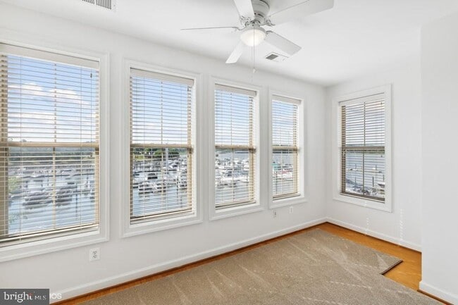 Foto del edificio - 500 Belmont Bay Dr