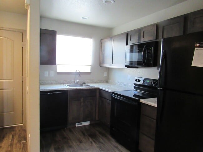 Building Photo - Newer Westside Townhouse