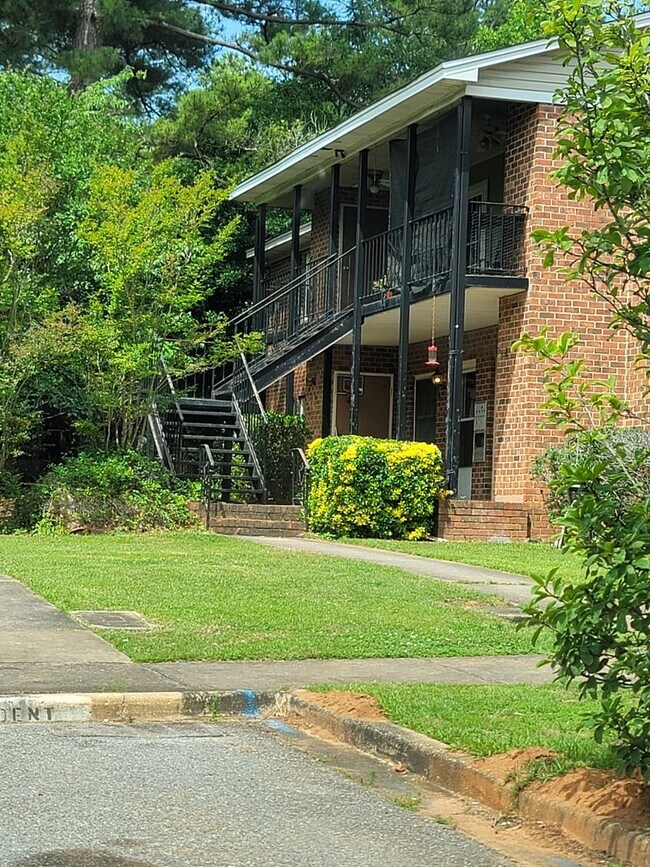 Foto del edificio - 1704 Ashford Ln
