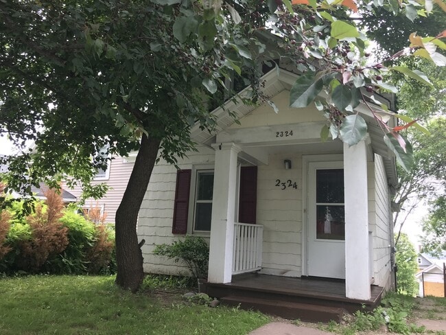 Building Photo - AVAILABLE JUNE 1ST - 2 Bed 1 Bath Home in Craft District!