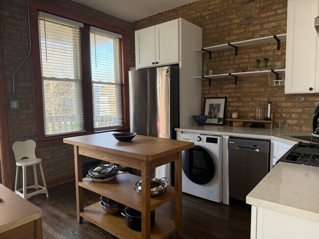 Foto del edificio - 2842 W Augusta Blvd