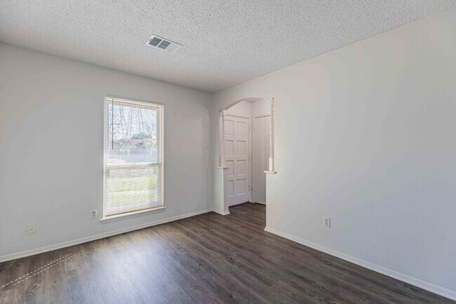 Building Photo - 4910 Tennyson Dr